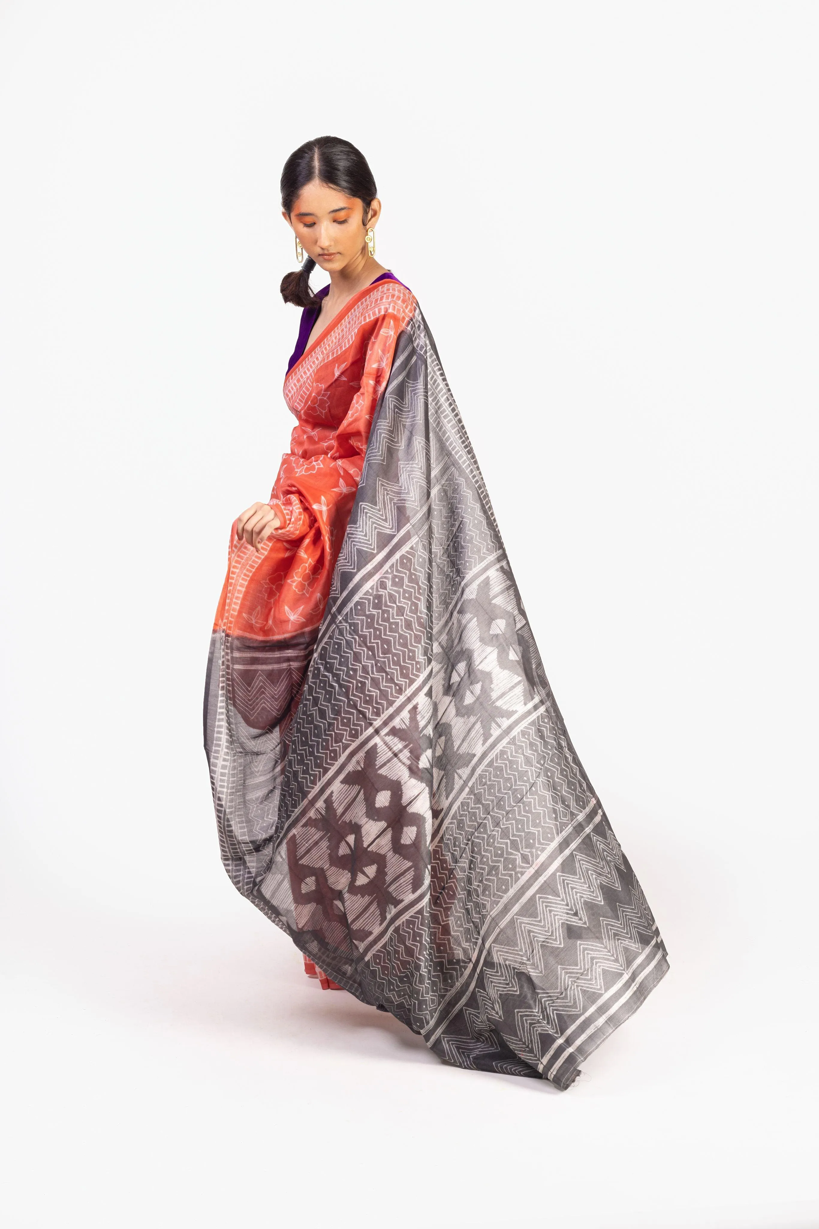 Kaisori Inayaat Red and Grey Shibori print saree