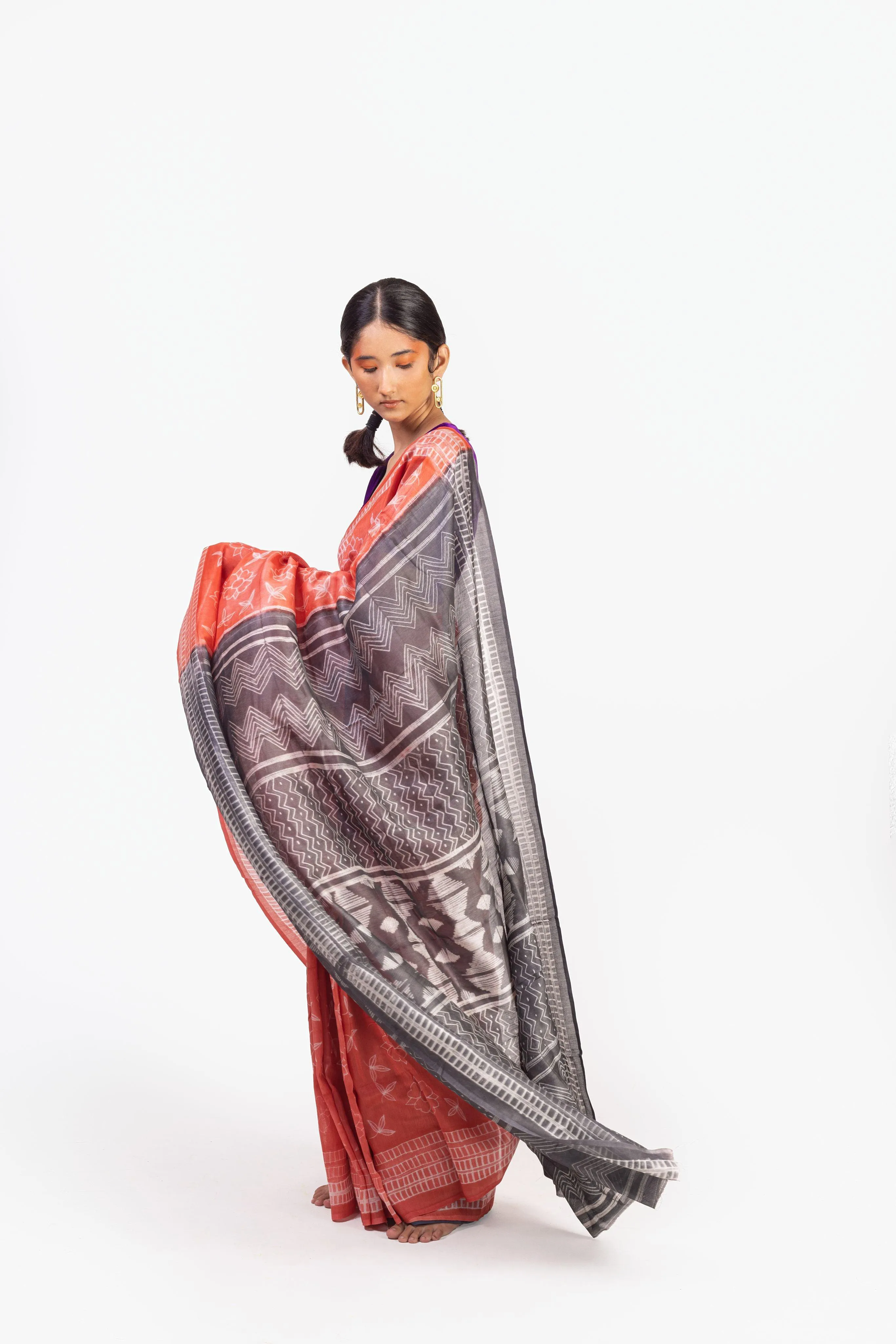 Kaisori Inayaat Red and Grey Shibori print saree