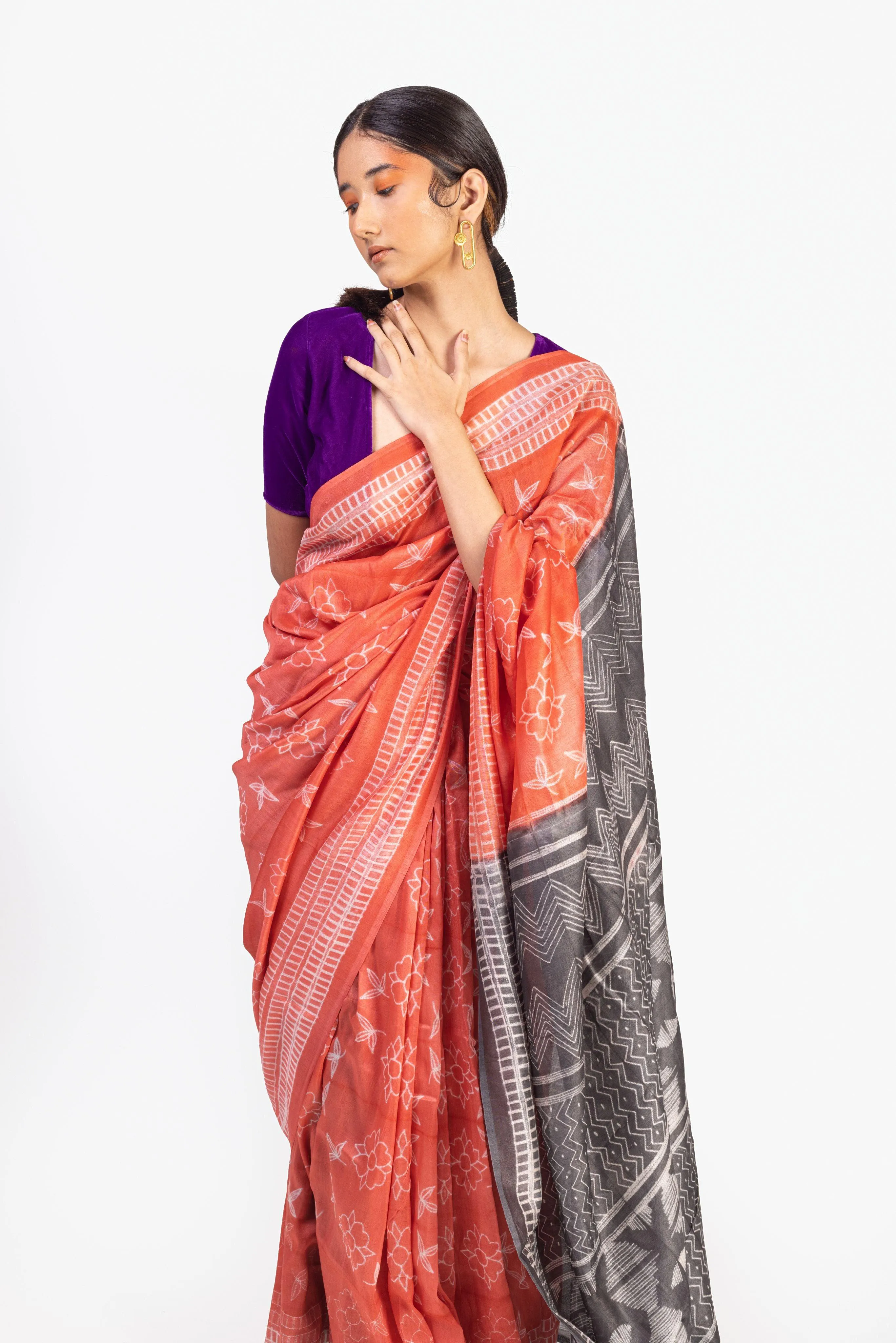 Kaisori Inayaat Red and Grey Shibori print saree