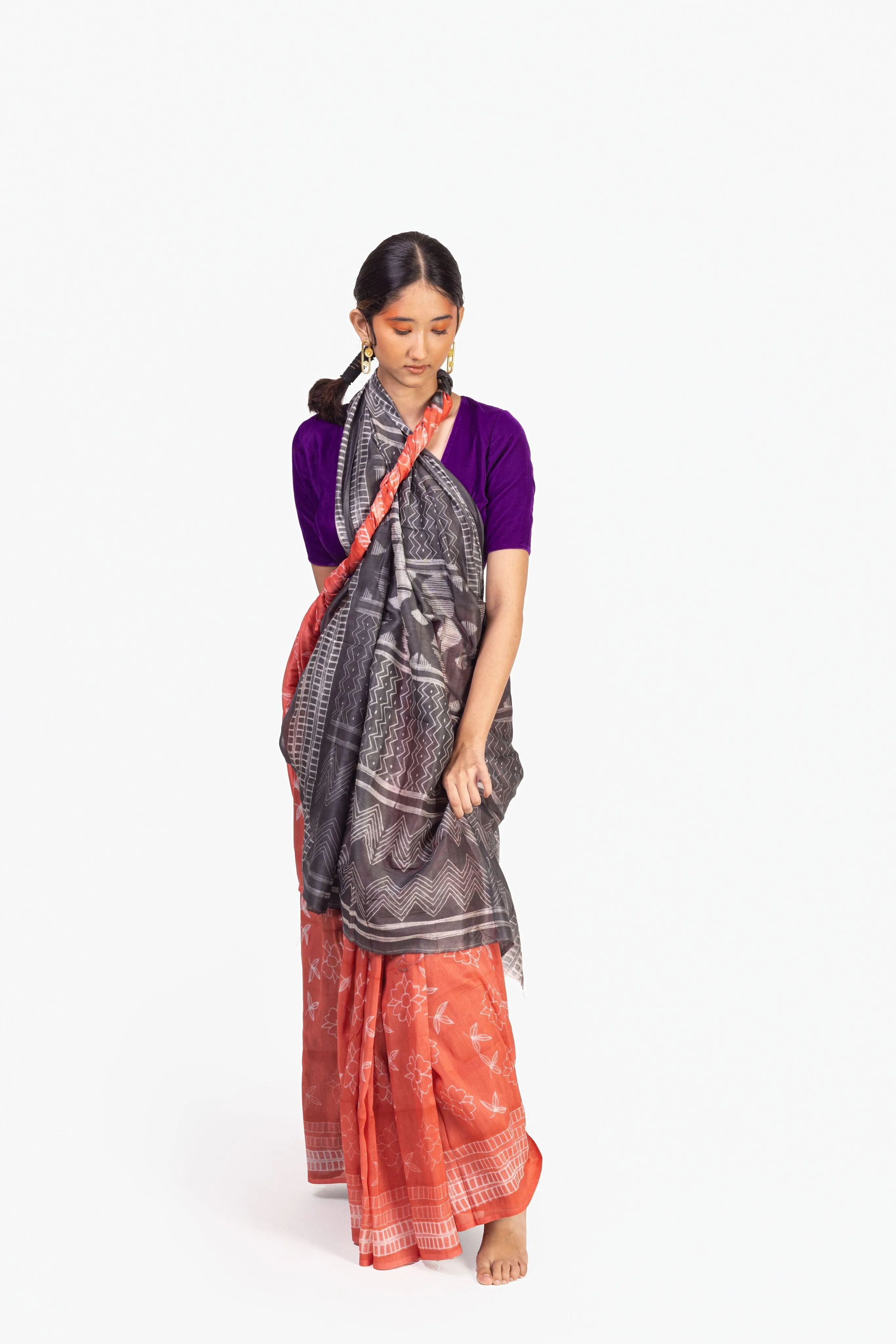 Kaisori Inayaat Red and Grey Shibori print saree